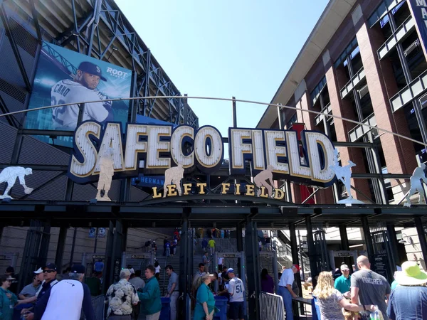 People enter into Left Field Gate to Safeco Field — Stock Photo, Image