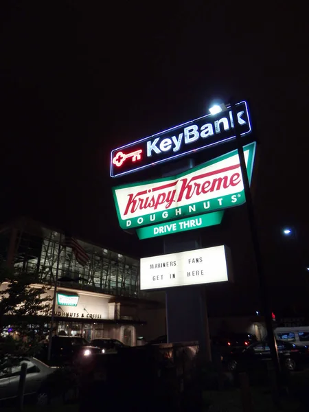 KeyBank e Krispy Kreme Donuts Drive Thru — Fotografia de Stock