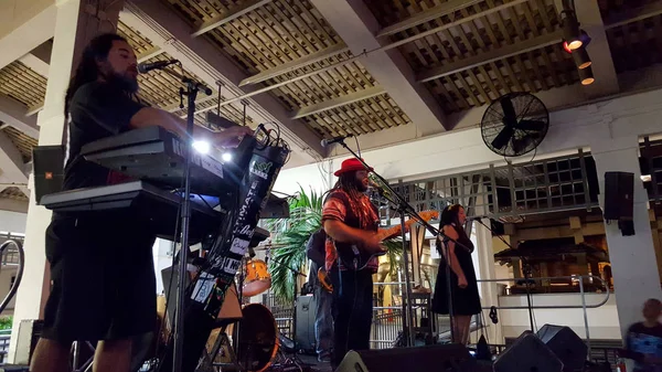 マイ・タイ・バーでステージ上のガイダンスバンドの歌とジャム — ストック写真