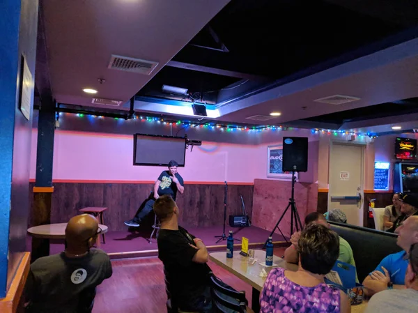 Augie T Comedy Pokaż wewnątrz Ohana karaoke — Zdjęcie stockowe