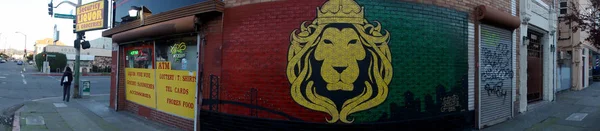 Магазин жидкостей с фреской Lion Mural со стороны здания — стоковое фото