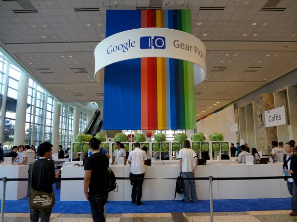 Люди ждут в очереди в Google Gear Pick-Up Внутри Google I / O And — стоковое фото