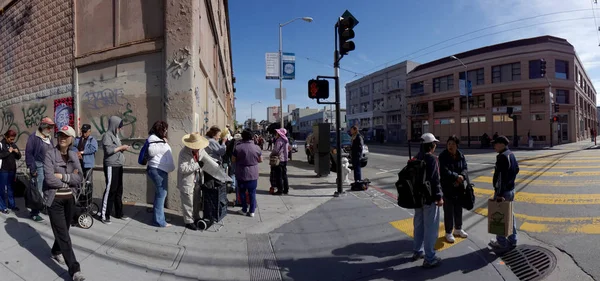 Les gens font la queue pour manger sur Mission Street — Photo