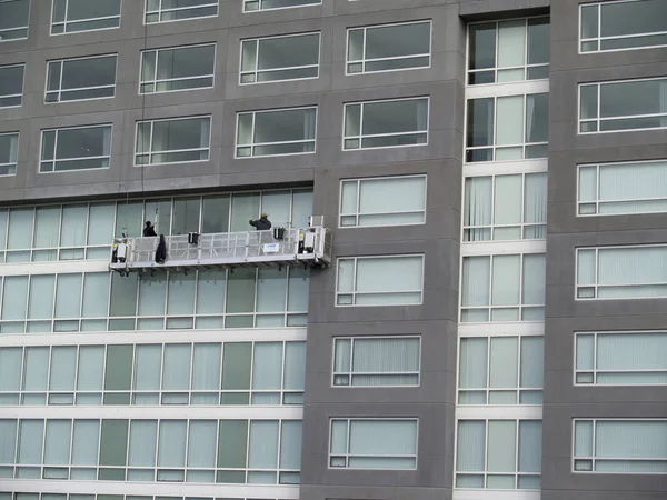 창문닦는 사람들 건물의 깨끗 한 면 — 스톡 사진