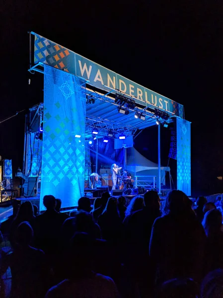 Η Κορίν Μπέιλι Ρέι τραγουδά στο Mic ως μπάντα στη σκηνή του wande — Φωτογραφία Αρχείου
