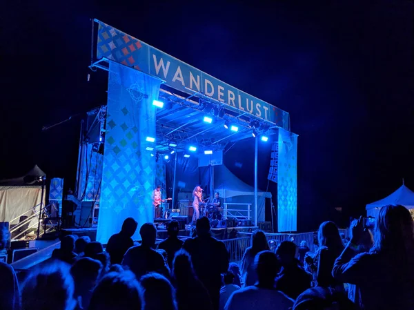 Corinne Bailey Rae Sings into Mic as band jams on stage at Wande — Stock Photo, Image