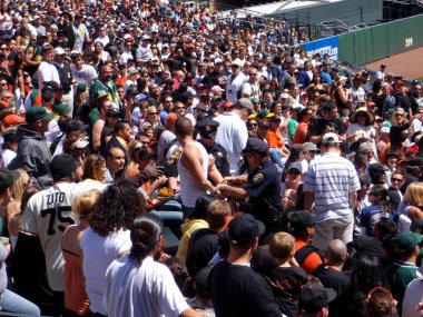 Polisler beyzbol oyunu sırasında tribünlerde Fan kelepçe