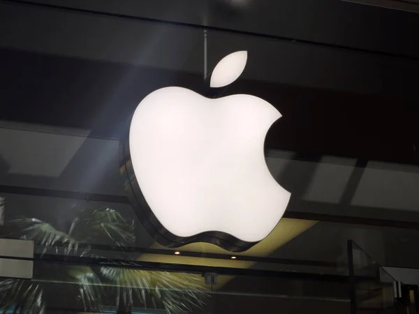 Крупный план логотипа розничного магазина Apple в Гонолулу на Ala M — стоковое фото