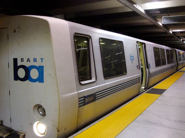 Tren BART dentro de la estación subterránea Embarcadero Bart en San Fr — Foto de Stock