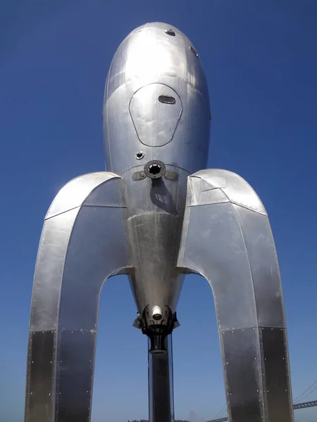 40-voets Raygun-Gothic Rocketship beeldhouwkunst — Stockfoto