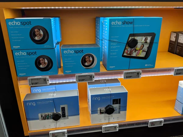 Echo Spot и Echo Show (2-е поколение) - умный динамик с Al — стоковое фото