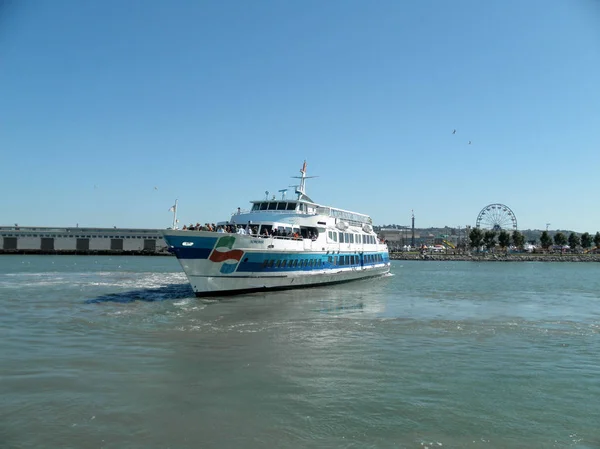 Commuter Ferry trekt uit Pier in Mission Bay San Francisco — Stockfoto