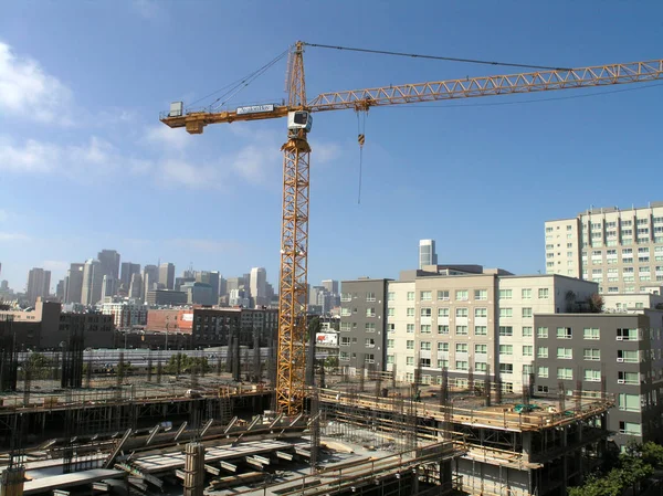 Gru presso High-rise Condo Construction site a San Francisco — Foto Stock