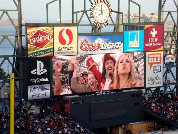 Kapitän Morgan und Baseball-Fans feiern auf der Anzeigetafel — Stockfoto