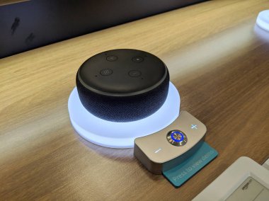 Echo Dot (3. Nesil) - Alexa ile Akıllı hoparlör - Siyah üzerinde 