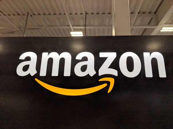 Logo Amazon pada dinding hitam mengkilap di Honolulu Best Buy store — Stok Foto