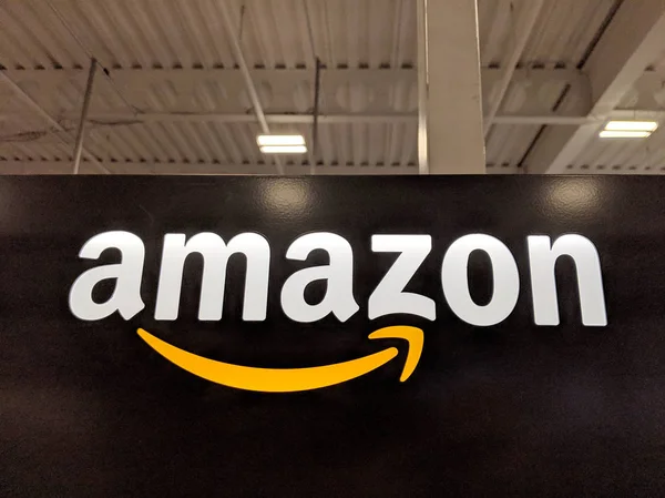 Logotipo Amazon en pared negra brillante en Honolulu Best Comprar tienda — Foto de Stock