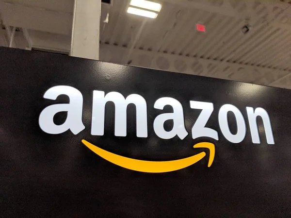 Amazon logo op zwarte glanzende muur in Honolulu Best Buy Store — Stockfoto