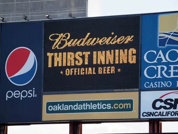 Budweiser Thirst Inning * Cerveza Oficial * Signo en Digital Displa —  Fotos de Stock