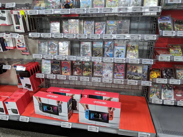 Przełącznik Nintendo na wyświetlaczu w najlepszym zakupie — Zdjęcie stockowe