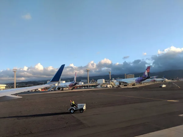 Рафсіческой автомобіля диски вниз злітно-посадкової смуги як Гавайські авіалінії літаки припарковані — стокове фото