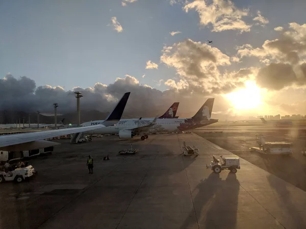 ホノルル国際空港に駐機中のハワイアン航空飛行機 — ストック写真