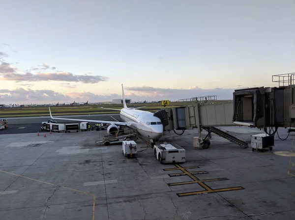 Letadlo United Airlines zaparkované na mezinárodním letišti Honolulu — Stock fotografie
