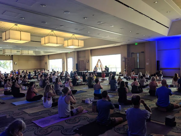 People do breathing exercise during a Aloha Yin Yoga Class with — Stock Photo, Image