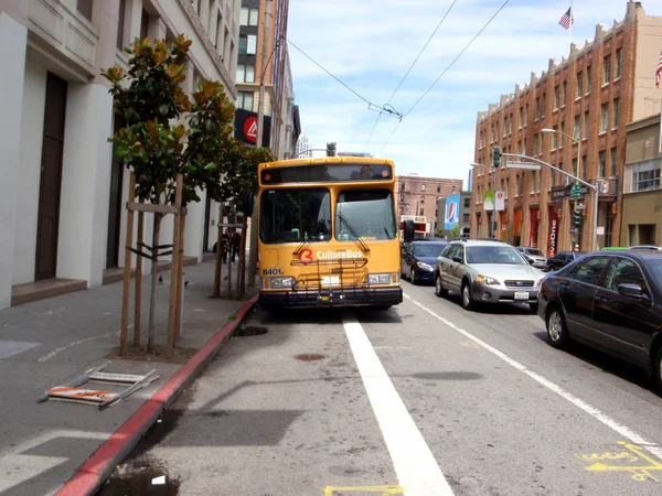 Muni CultureBus parked on Mission Street with cars on the road — Stock Photo, Image