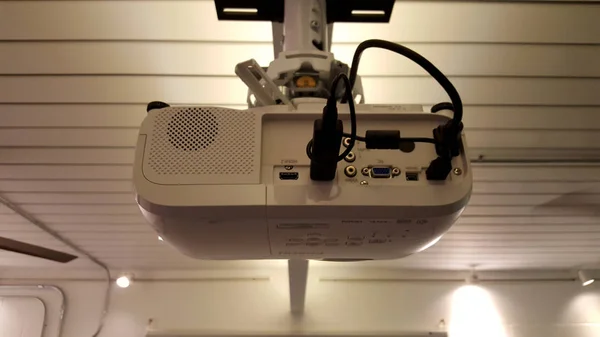 Epson Video Projektör Studio içinde Hangs — Stok fotoğraf