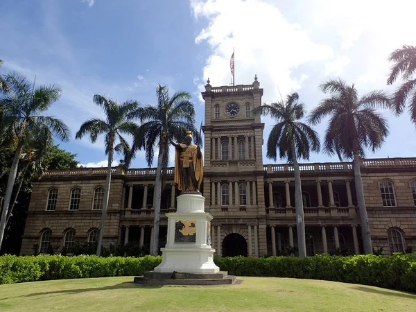 Pomnik króla Kamehameha w centrum Honolulu — Zdjęcie stockowe