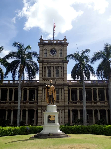 Statue of King Kamehameha in downtown Honolulu — Stock Photo, Image