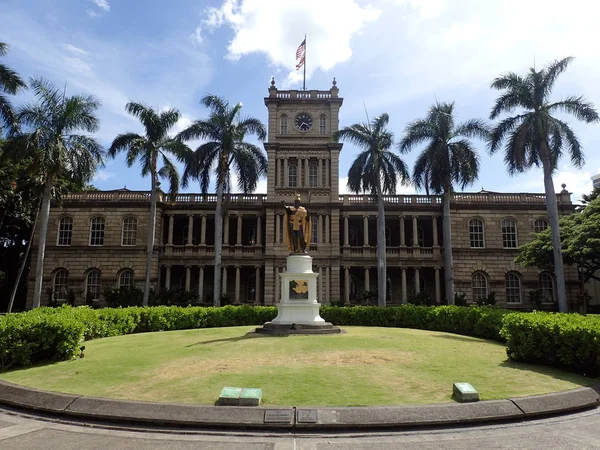 Pomnik króla Kamehameha w centrum Honolulu — Zdjęcie stockowe