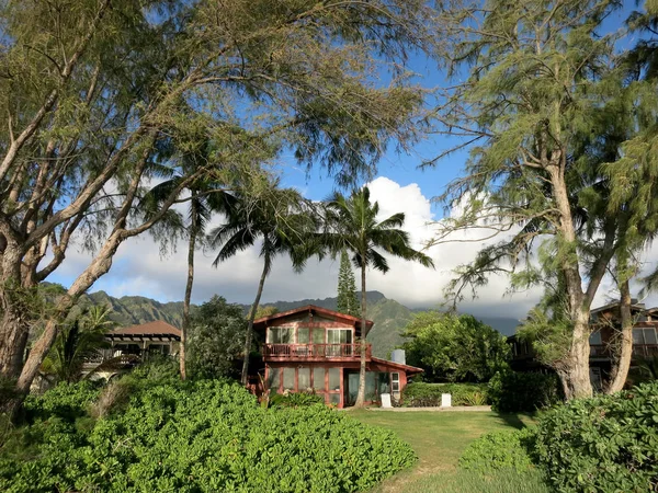 Rotes Strandhaus in waimanalo an einem schönen Tag — Stockfoto