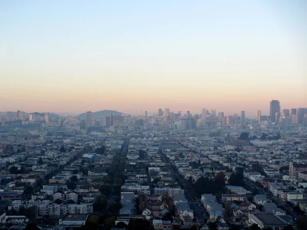 Luce nebbia sopra aerea di San Francisco Cityscape al tramonto — Foto Stock