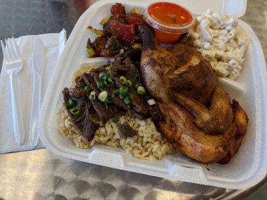 Hfk Karışık Tabak - Tavuk, Sığır, Pirinç ve Mac Salata ile Poke