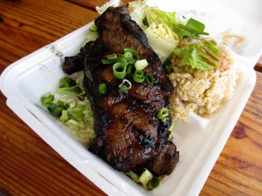 Bir Strafor plaka gitmek için Salata ve kahverengi pirinç ile Biftek