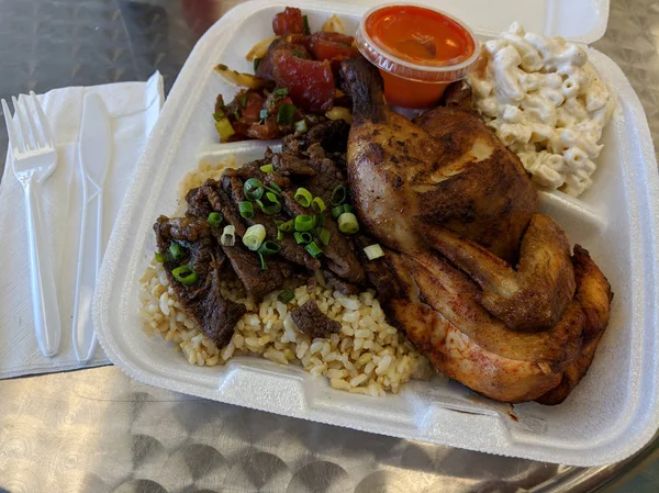 Hfk 혼합 접시 - 닭고기, 쇠고기, 쌀과 맥 샐러드와 찌르다 — 스톡 사진