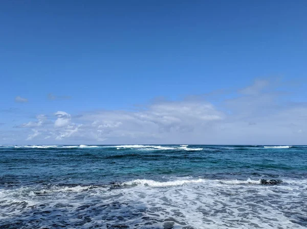Shor doğru yuvarlanan dalgalar ile okyanus üzerinde güzel gökyüzü — Stok fotoğraf