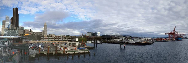 Scène panoramique de la gare maritime et du paysage urbain — Photo