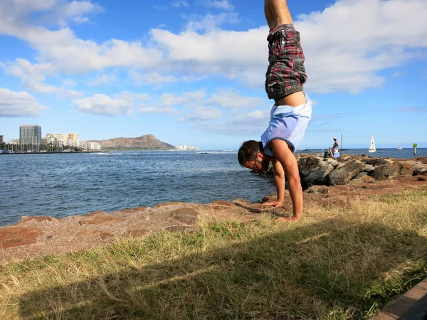 Adam Magic Island kıyısında Handstand yok — Stok fotoğraf