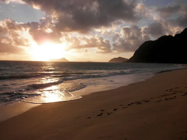 Early Morning Sunrise on Waimanalo Beach over Rabbit Island — Stock Photo, Image