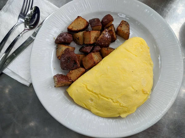 Omlet i ranczo ziemniaki na białej płycie — Zdjęcie stockowe