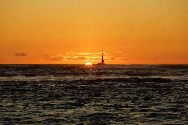 Okyanus dalgaları movin yansıtan ışık ile okyanus üzerinde gün batımı — Stok fotoğraf