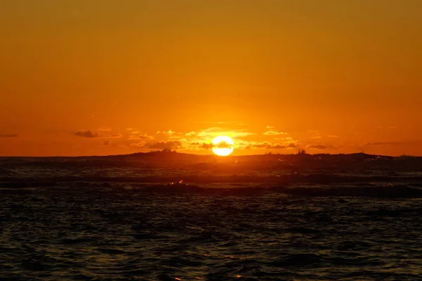 Solnedgång över havet med ljusreflekterande på havsvågor Movin — Stockfoto