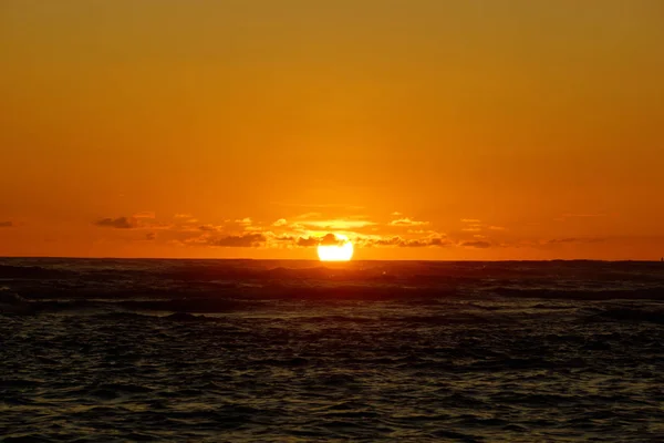 Solnedgång över havet med ljusreflekterande på havsvågor Movin — Stockfoto