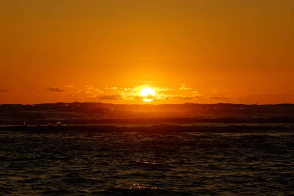 Dramatisk belysning himlen och havet under solnedgångar med ljus re — Stockfoto