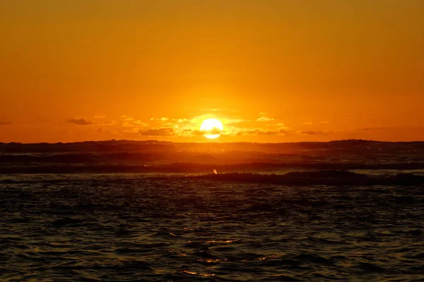 Dramatisk belysning himlen och havet under solnedgångar med ljus re — Stockfoto