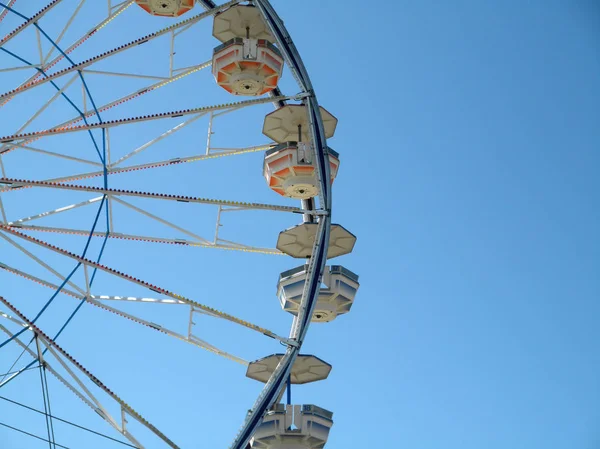 Primer plano de los carros de ruedas Ferris en la feria — Foto de Stock