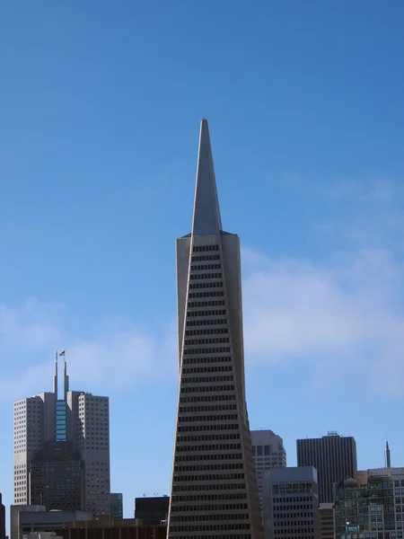 トランスアメリカピラミッドとサンフランのダウンタウンの高層ビル — ストック写真